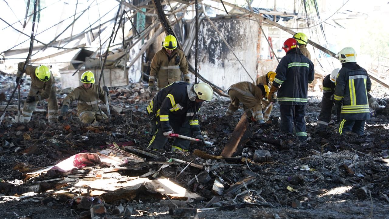 Russian Airstrike on Ukrainian Shopping Mall Leaves 20 Civilians Dead, Over 40 Missing